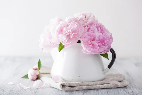 Bellissimo bouquet di fiori di peonia rosa in vaso — Foto Stock