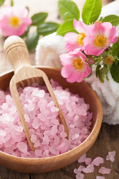 Spa con sal de hierbas rosadas y flores de rosas silvestres —  Fotos de Stock