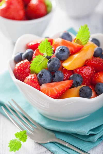 Fruitsalade met aardbei bosbes abrikoos — Stockfoto