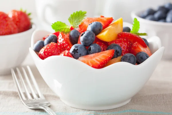 Fruitsalade met aardbei bosbes abrikoos — Stockfoto