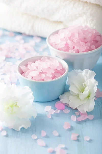 Set de aromaterapia spa con flores de azalea y sal de hierbas —  Fotos de Stock