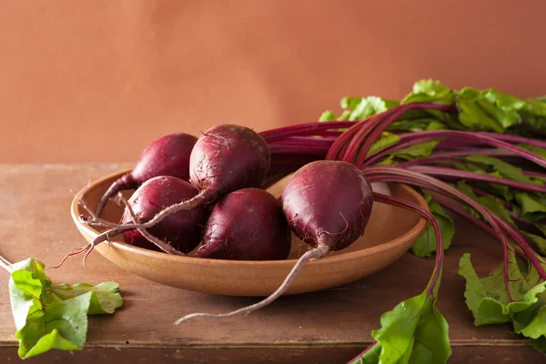 Fresh beet in wooden bowl — Stock Photo, Image