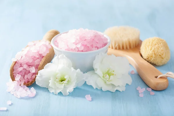 Spa aromatherapie instellen met azalea bloemen en kruiden zout — Stockfoto