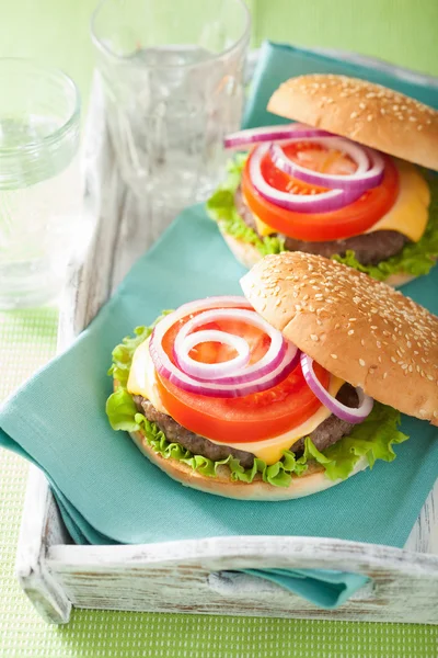 Burgare med nötkött patty ost sallad lök tomat — Stockfoto