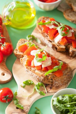 domates parmesan rucola ile İtalyan bruschetta