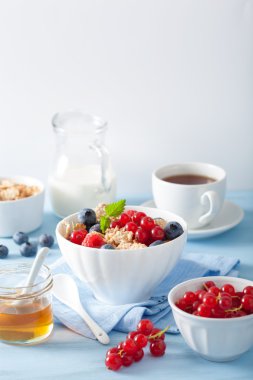 Mısır gevreği ve berry ile sağlıklı bir kahvaltı