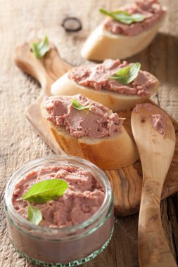 sağlıklı tavuk karaciğer pate adaçayı kavanoz ve ekmek ile