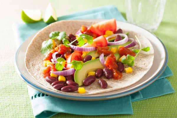 Taco vegano con verduras, frijoles y salsa — Foto de Stock