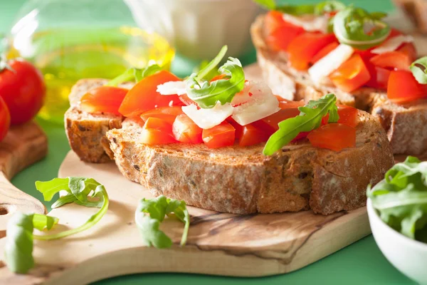 Italienische Bruschetta mit Tomaten Parmesan Rucola — Stockfoto