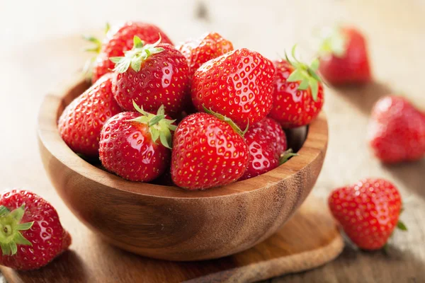 Fresh strawberry in wooden bowl — Stock Photo, Image