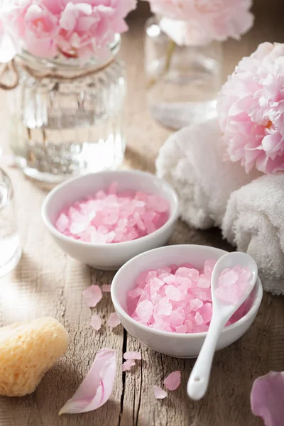 Set de spa con flores de peonía y sal rosa a base de hierbas — Foto de Stock