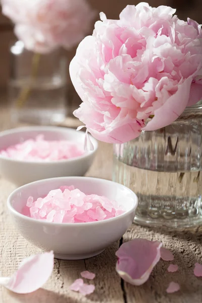 粉红色的花盐牡丹的水疗和芳香疗法 — 图库照片