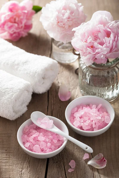 Spa conjunto com flores de peônia e sal de ervas rosa — Fotografia de Stock