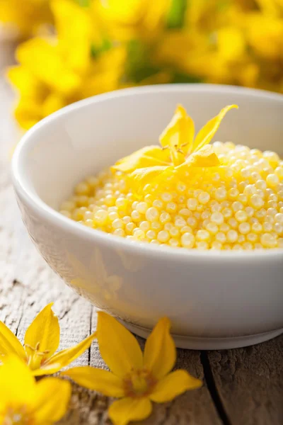 Spa con perlas de baño de hierbas amarillas y flores — Foto de Stock