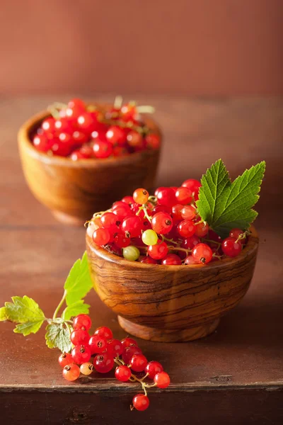 新鲜红浆果在碗仿古木制背景 — 图库照片