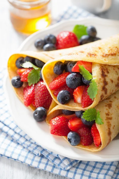 Pancakes with strawberry blueberry — Stock Photo, Image