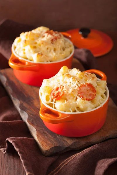 Baked macaroni with cheese in orange casserole — Stock Photo, Image