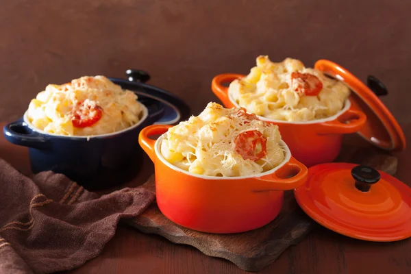 Macarrão assado com queijo em caçarola de laranja — Fotografia de Stock