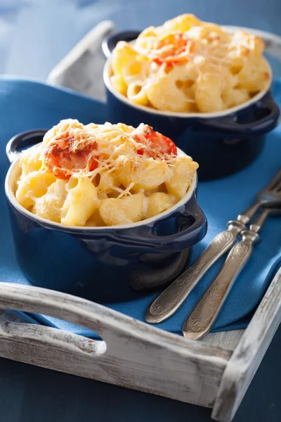 Baked macaroni with cheese in blue casserole — Stock Photo, Image