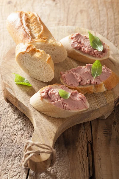 Paté di fegato di pollo sano con salvia sul pane — Foto Stock