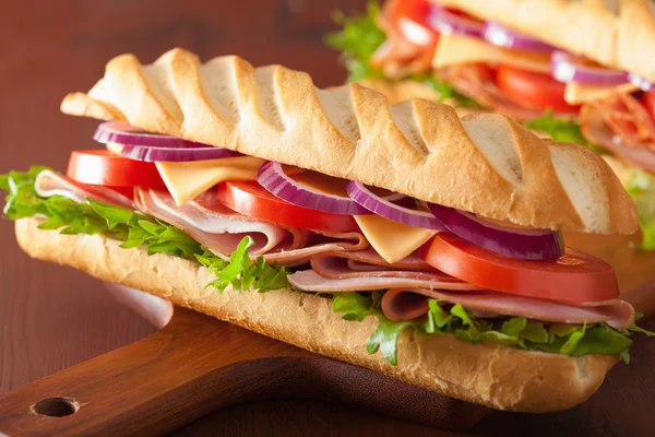 Довгий бутерброд з бутербродом з шинкою з томатного салату — стокове фото