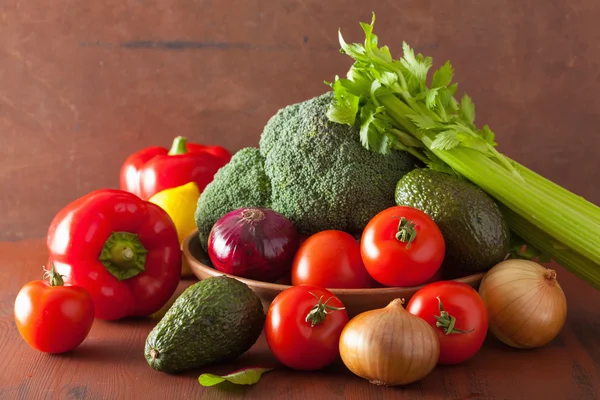 Verduras saludables tomate aguacate cebolla brócoli pepino —  Fotos de Stock