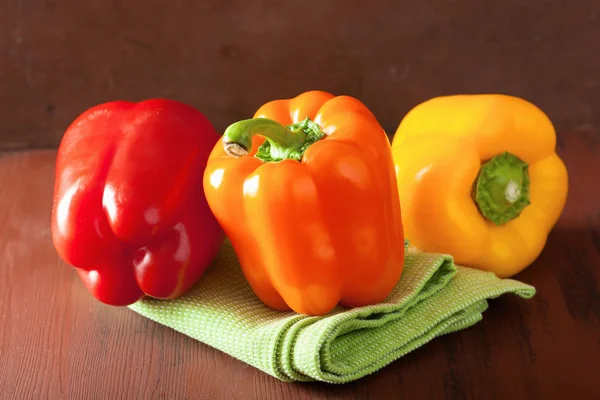 Gezonde groenten kleurrijke paprika's op rustieke achtergrond — Stockfoto