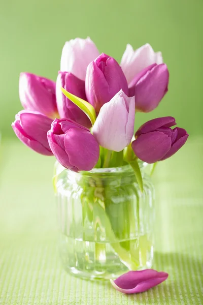 Beau bouquet de fleurs de tulipes violettes en vase — Photo