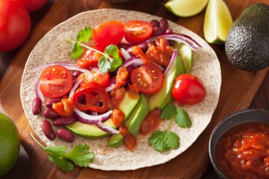vegan taco sebze, barbunya fasulyesi ve salsa ile
