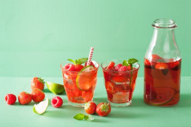 limon ve nane ile yaz çilek ahududu içeceği