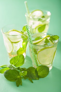 taze mojito yeşil arka plan üzerinde kokteyl