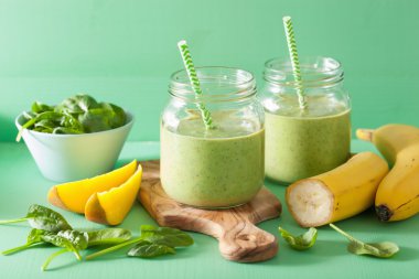 Cam Kavanoz ıspanak mango muz ile sağlıklı yeşil smoothie