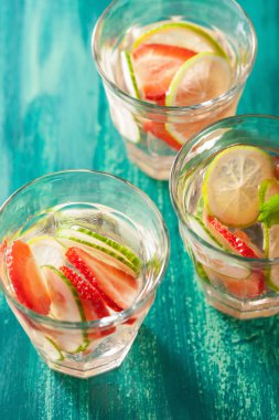 canlandırıcı yaz içeceği bardaklarda çilek salatalık limonlu