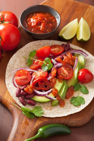 Vegansk taco med grøntsager, nyrebønner og salsa - Stock-foto