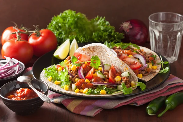 Mexicaanse taco's met rundvlees tomaat salsa UI maïs — Stockfoto