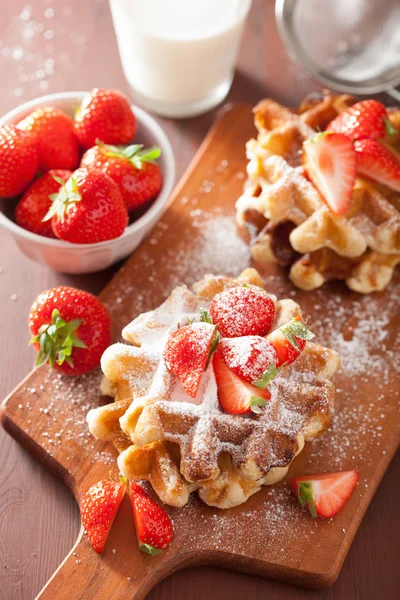 Belgian waffles with icing sugar and strawberry — Stock Photo, Image