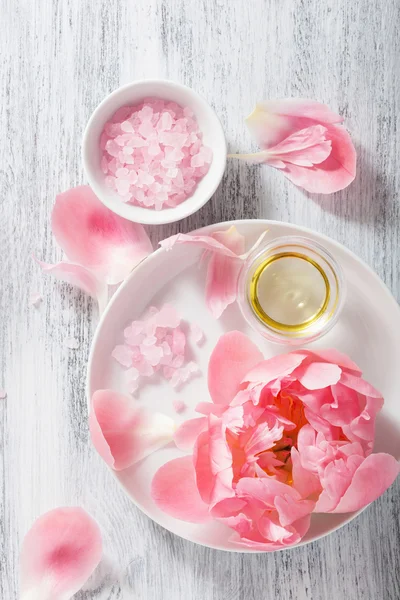 粉红色的花盐牡丹精油 spa 和芳香疗法 — 图库照片