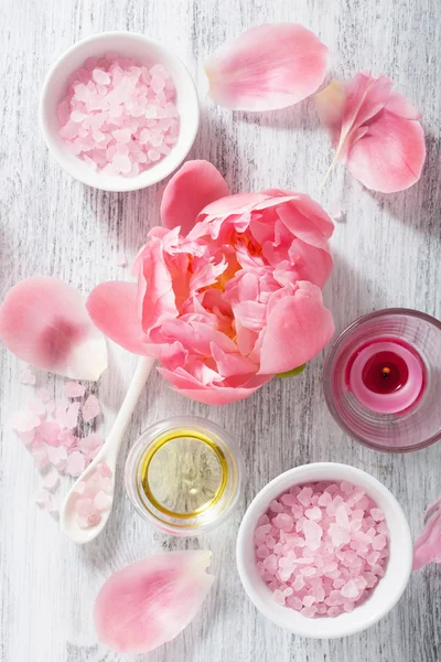 Aceite esencial de peonía de sal de flor rosa para spa y aromaterapia —  Fotos de Stock