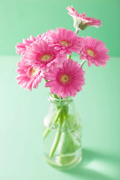 Belo buquê de flores de gerbera rosa em vaso — Fotografia de Stock