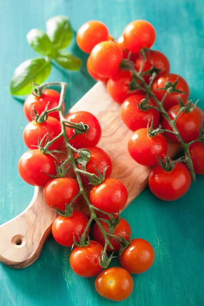 Tomates cereja sobre fundo turquesa — Fotografia de Stock