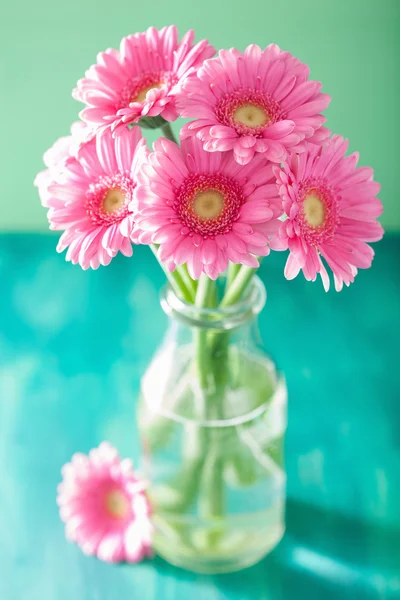 Hermoso ramo de flores de gerberas rosadas en jarrón — Foto de Stock