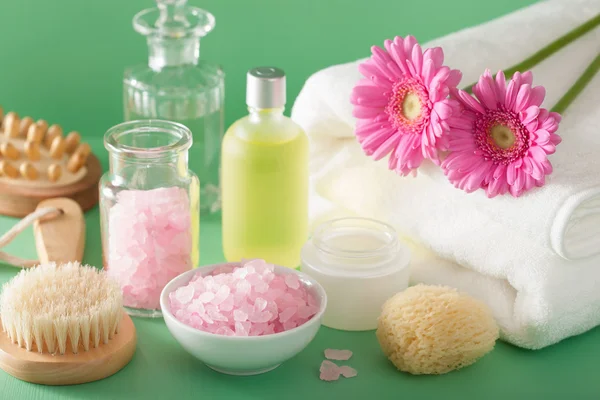 Spa aromatherapy with gerbera flowers essential oil brush — Stock Photo, Image