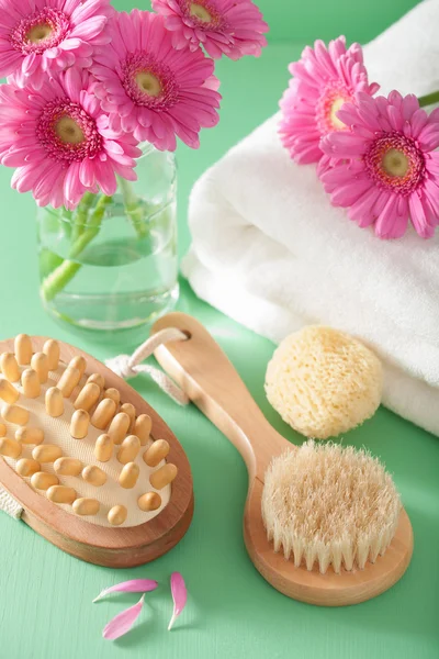 Aromaterapia spa com gerbera flores escova de esponja — Fotografia de Stock