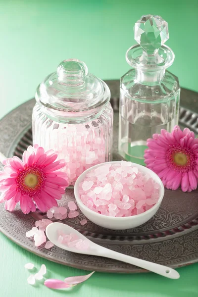 Aromaterapia spa com flores de gerbera de sal rosa — Fotografia de Stock