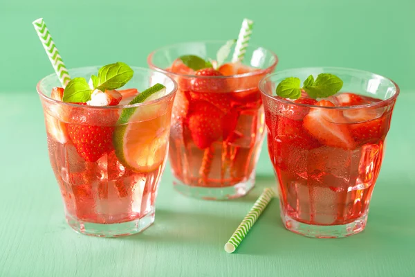 Bevanda estiva alla fragola con lime e menta — Foto Stock