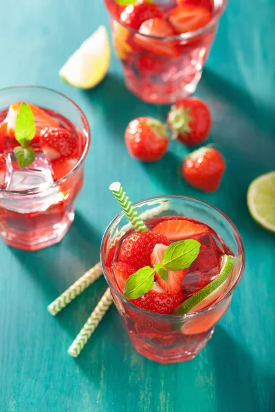 Boisson à la fraise d'été avec citron vert et menthe — Photo