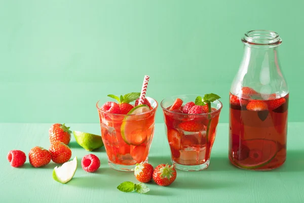 Zomer aardbeien frambozen drankje met limoen en munt — Stockfoto