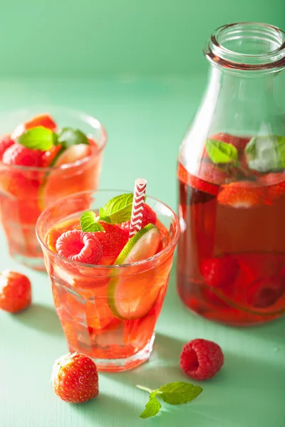 Zomer aardbeien frambozen drankje met limoen en munt — Stockfoto