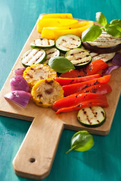 Legumes grelhados saudáveis em tábua de corte — Fotografia de Stock