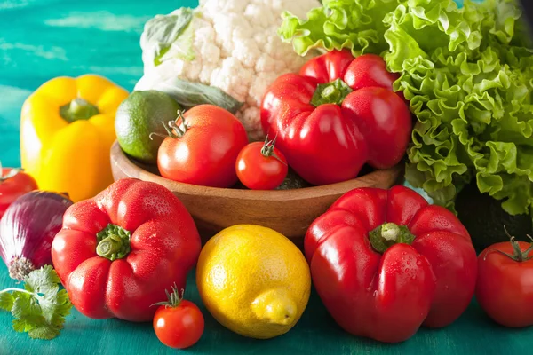 Λαχανικά πιπέρι ντομάτα κρεμμύδι κουνουπίδι μαρούλι — Φωτογραφία Αρχείου
